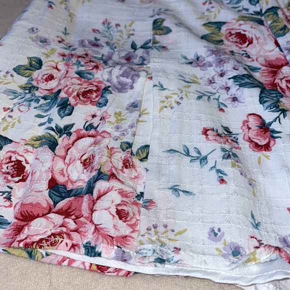 Forever 21 Flowy Lined Pleated White Floral Shorts, Size S - Picture 5 of 6